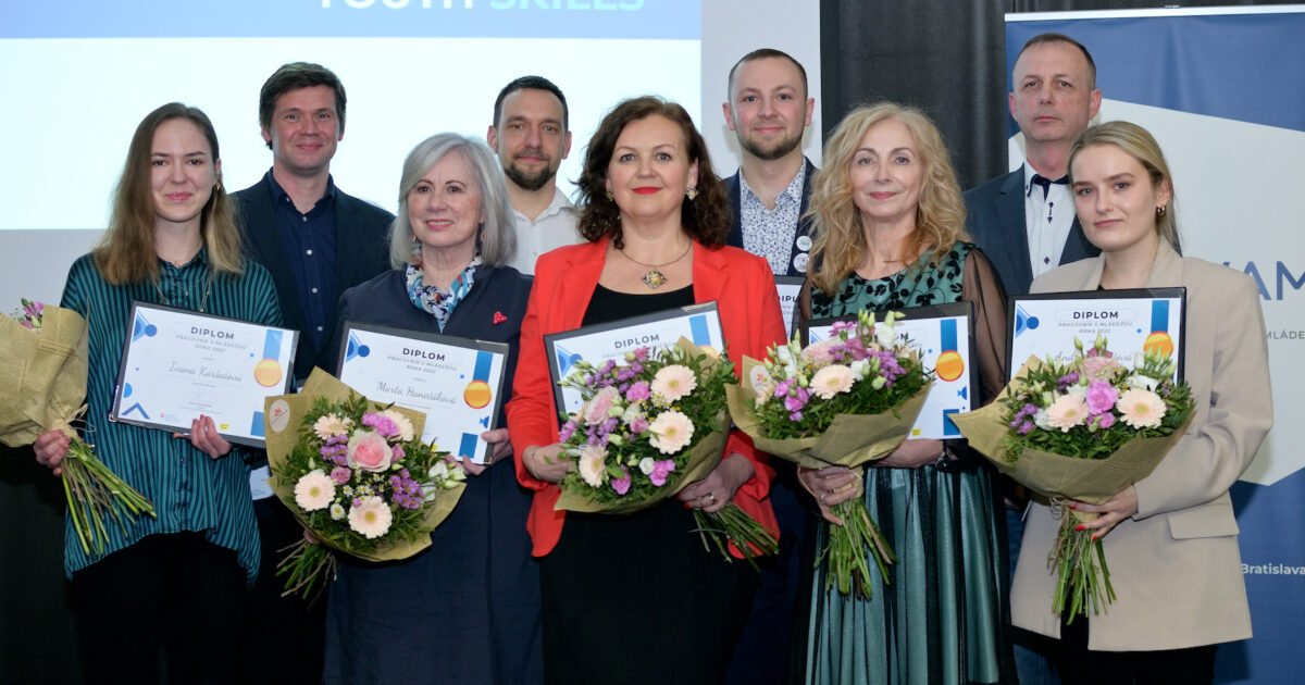 Na obrázku sú ocenené osoby Pracovník s mládežou roka 2023