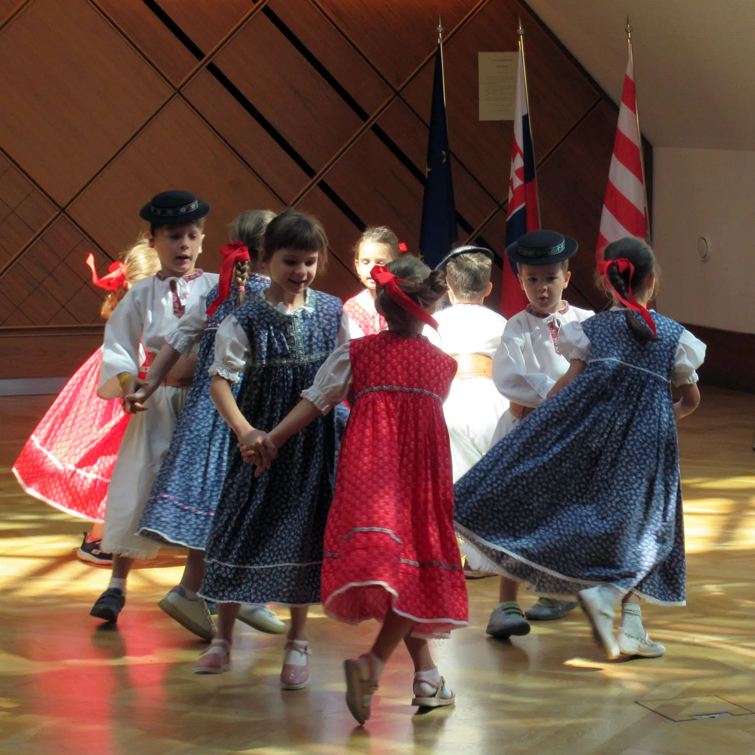 Spoločná fotka pracovníkov s mládežou.