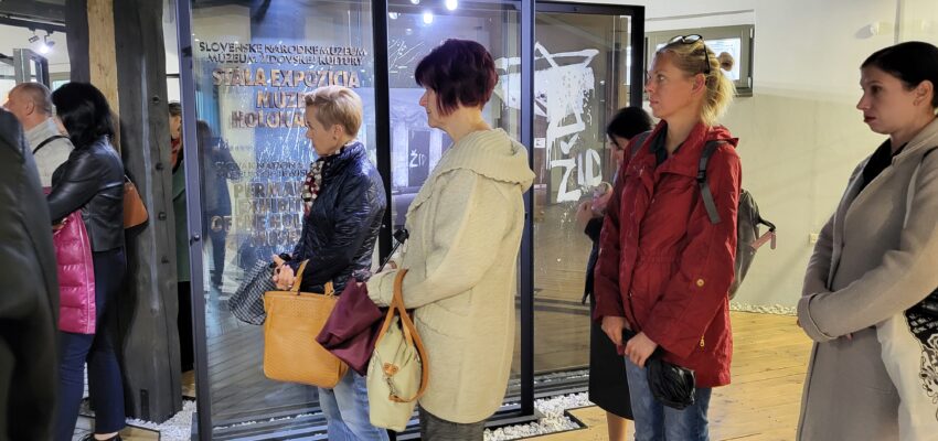 Na fotografii návštevníci prehliadky Múzea holokaustu v Seredi