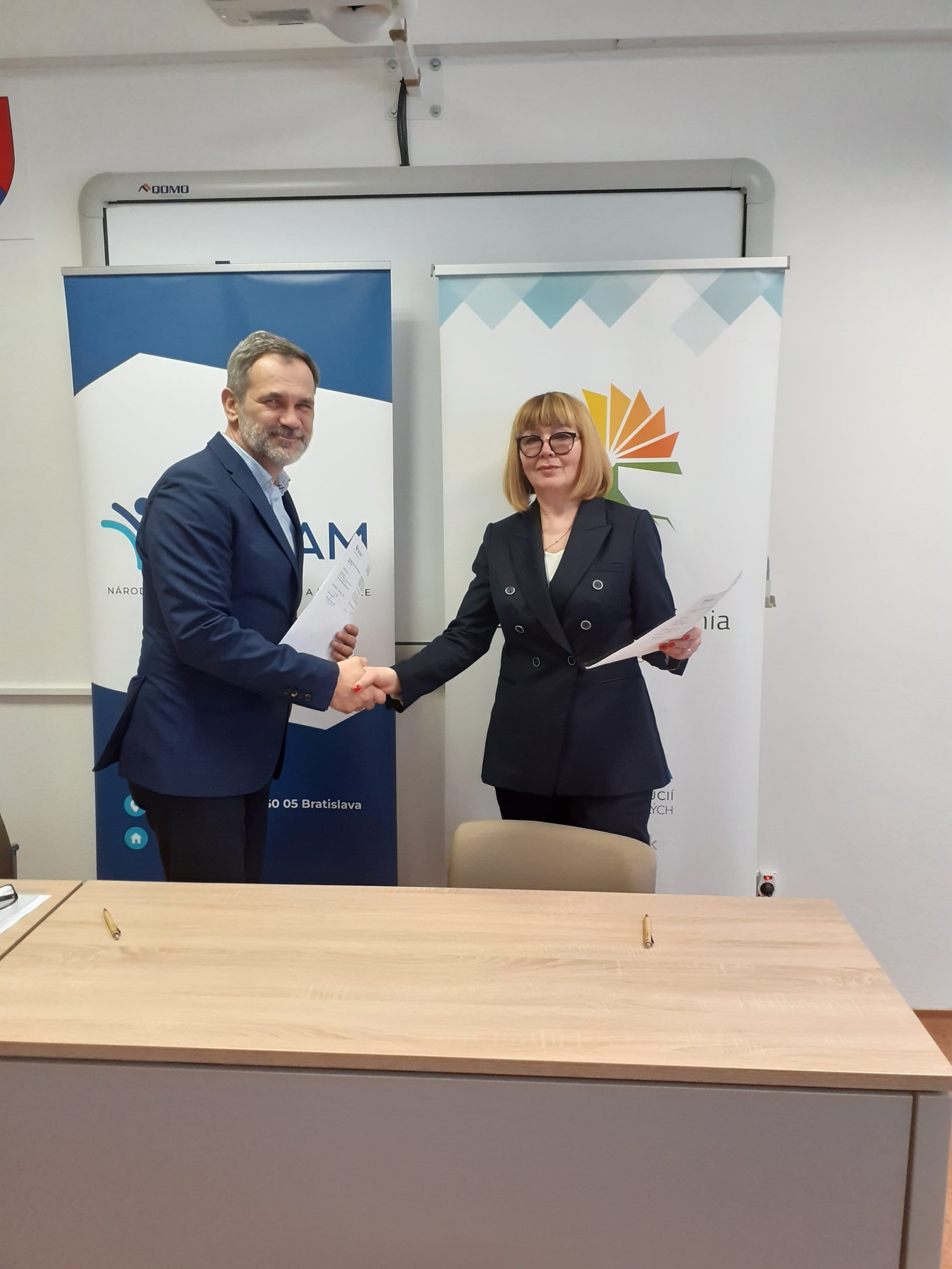 Prof. PaedDr. Ivan Pavlov, PhD., generálny riaditeľ NIVaM a prof. Larysa Lukianova, riaditeľka Inštitútu Ivana Ziazuna pre pedagogické vzdelávanie a vzdelávanie dospelých Národnej akadémie pedagogických vied Ukrajiny.