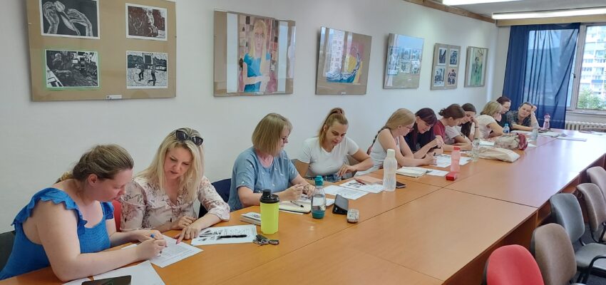 Na fotografii pedagógovia Letnej školy pracujúci na tvorivom myslení na tému – Tvorivá dramatika v materskej škole