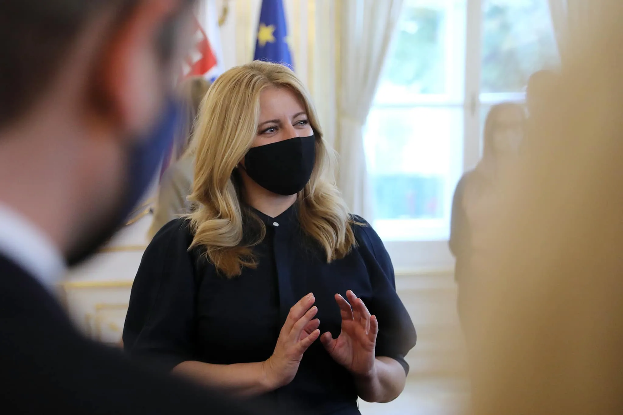 Zuzana Čaputovaná v rúšku.