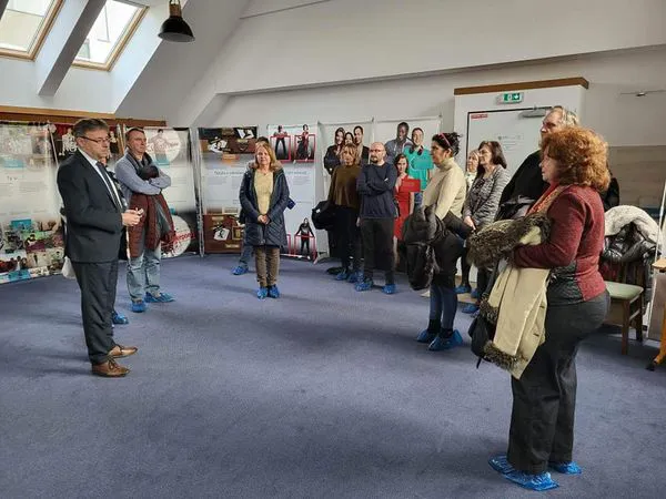 Fotka s návštevníkmi výstavy.