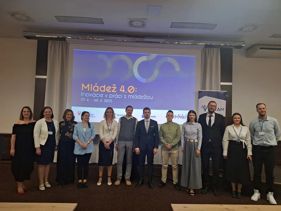 Na fotografii sa nachádzajú ocenení pracovníci s mládežou za rok 2024 s vedením inštitúcie.