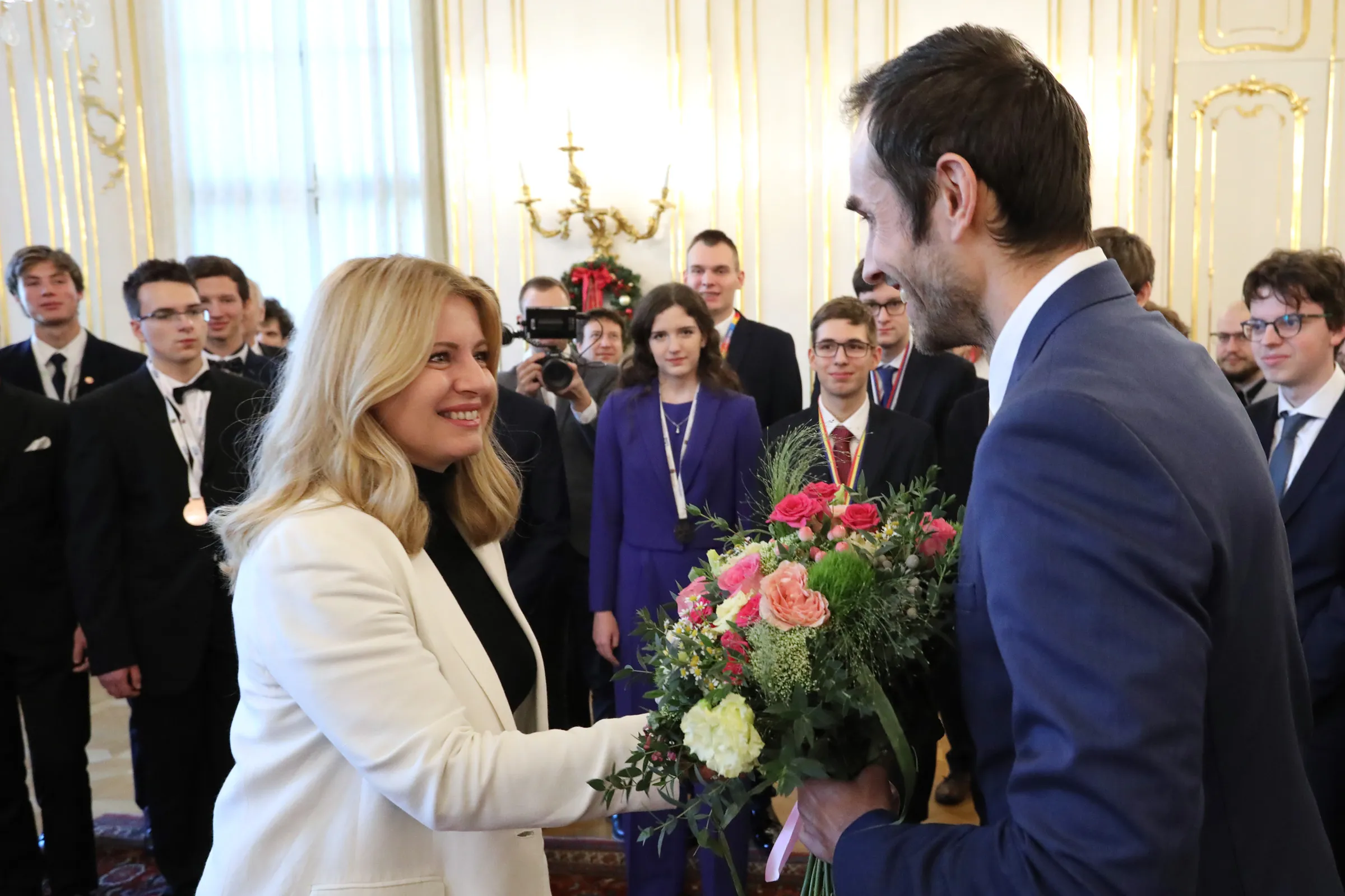 Zuzana Čaputovaná podáva ruku výhercovi