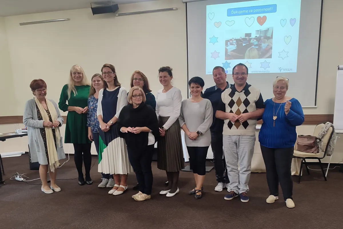 Na fotke skupina účastníkov.