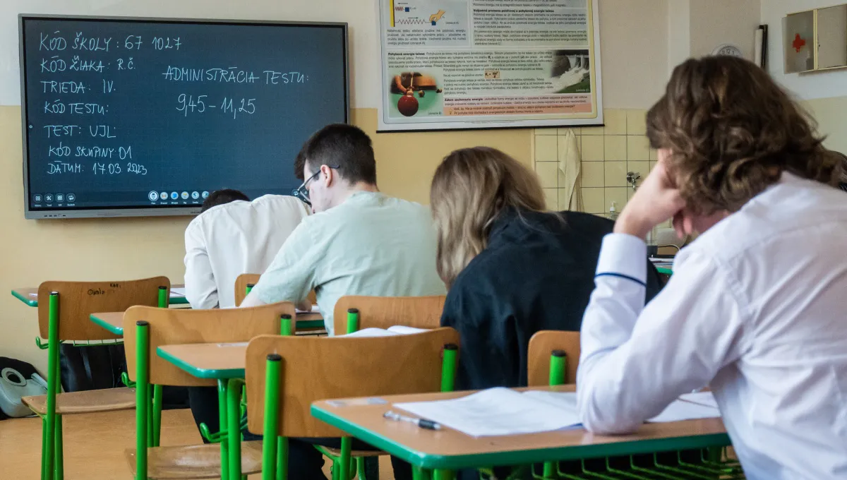Žiaci počas maturít.