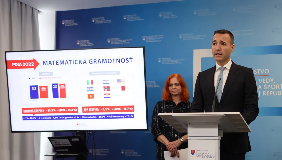 Minister Drucker reční za pultom