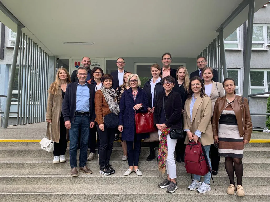 Spoločná fotka pred budovou.