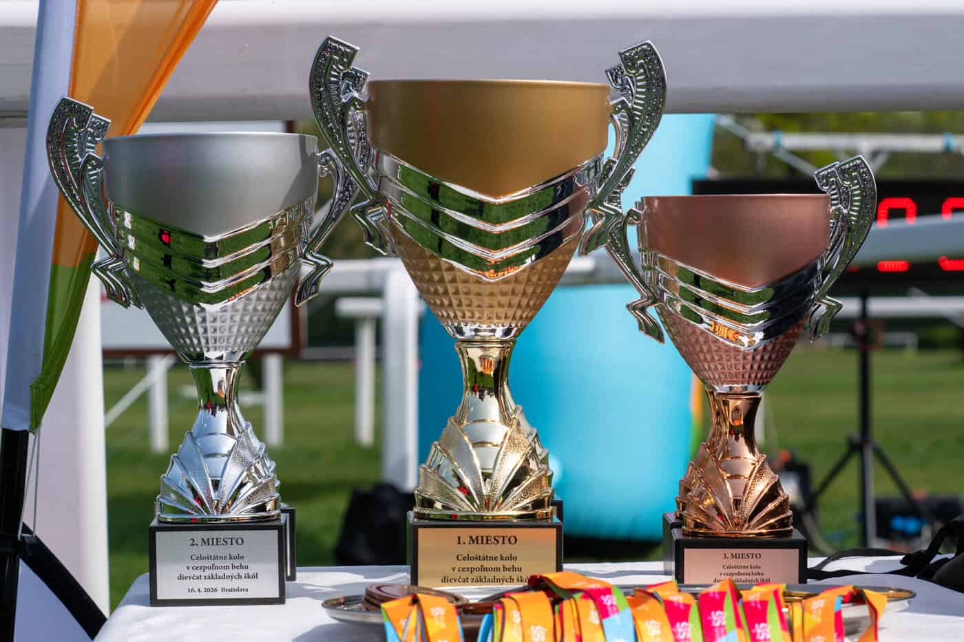 foto - poháre pre víťazov - celoštátne kolo v cezpoľnom behu dievčat a chlapcov ZŠ 2026