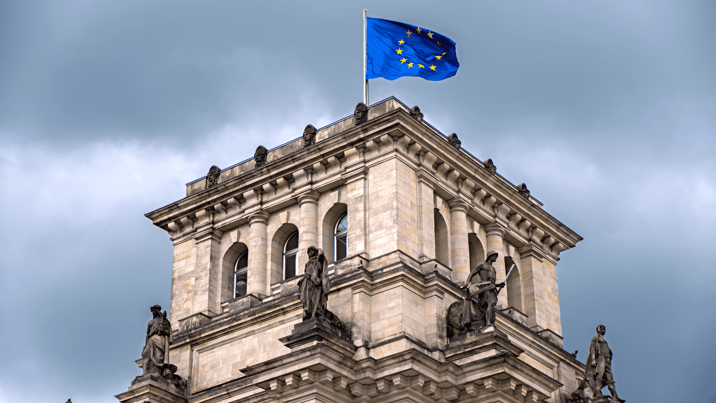 Historická budova s vlajkou EU na vrchole