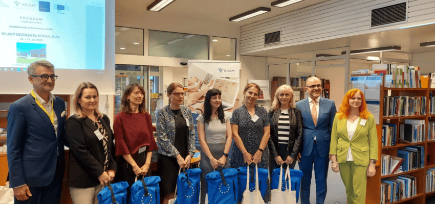 Na fotografii účastníci súťaže Mladý Európan 2024 a Mladý digitálny Európan 2024 spolu s p. Pichaničovou Ivanou, riaditeľkou odboru hodnotenia a monitorovania vzdelávania a Martinom Bodisom, generálnym riaditeľom NIVaM