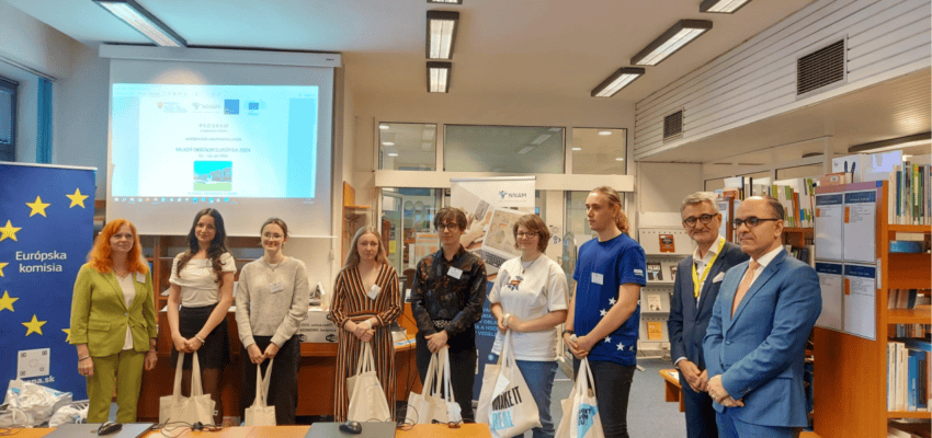 Na fotografii účastníci súťaže Mladý Európan 2024 a Mladý digitálny Európan 2024 spolu s p. Pichaničovou Ivanou, riaditeľkou odboru hodnotenia a monitorovania vzdelávania a Martinom Bodisom, generálnym riaditeľom NIVaM
