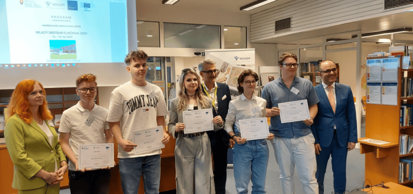 Na fotografii víťazi súťaže Mladý Európan 2024 a Mladý digitálny Európan 2024 spolu s p. Pichaničovou Ivanou, riaditeľkou odboru hodnotenia a monitorovania vzdelávania a Martinom Bodisom, generálnym riaditeľom NIVaM