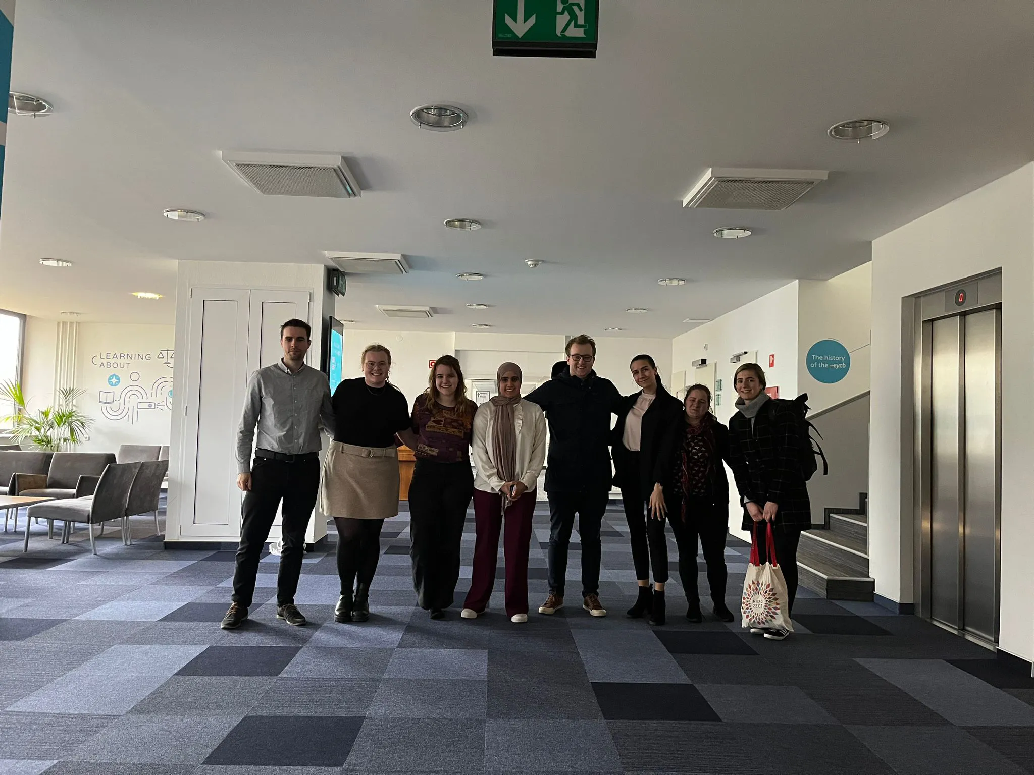 Fotka z pracovnej cesty s mladými ľuďmi.