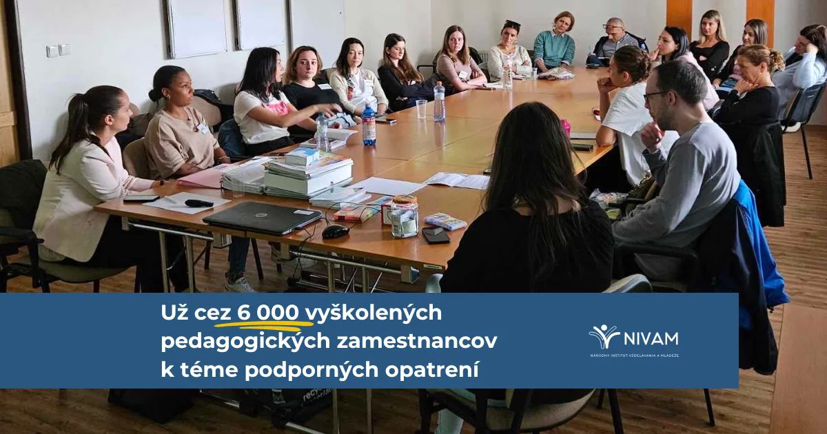 Pedagogickí zamestnanci sediaci pri stole na stoličkách v kruhu.