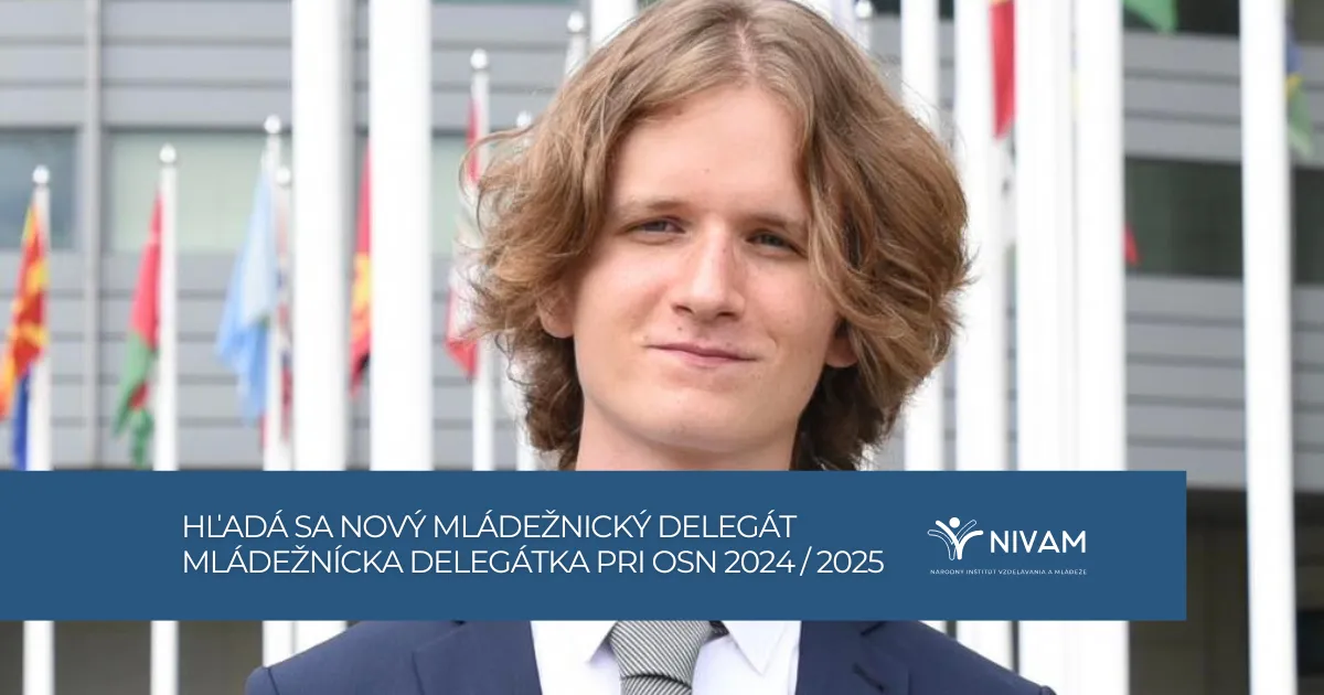 Na obrázku je chlapec v obleku a pod ním je modrý banner s textom.