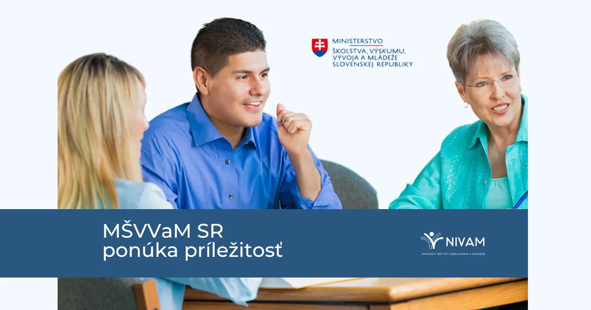 2 ženy a 1 muž posediačky diskutujú.