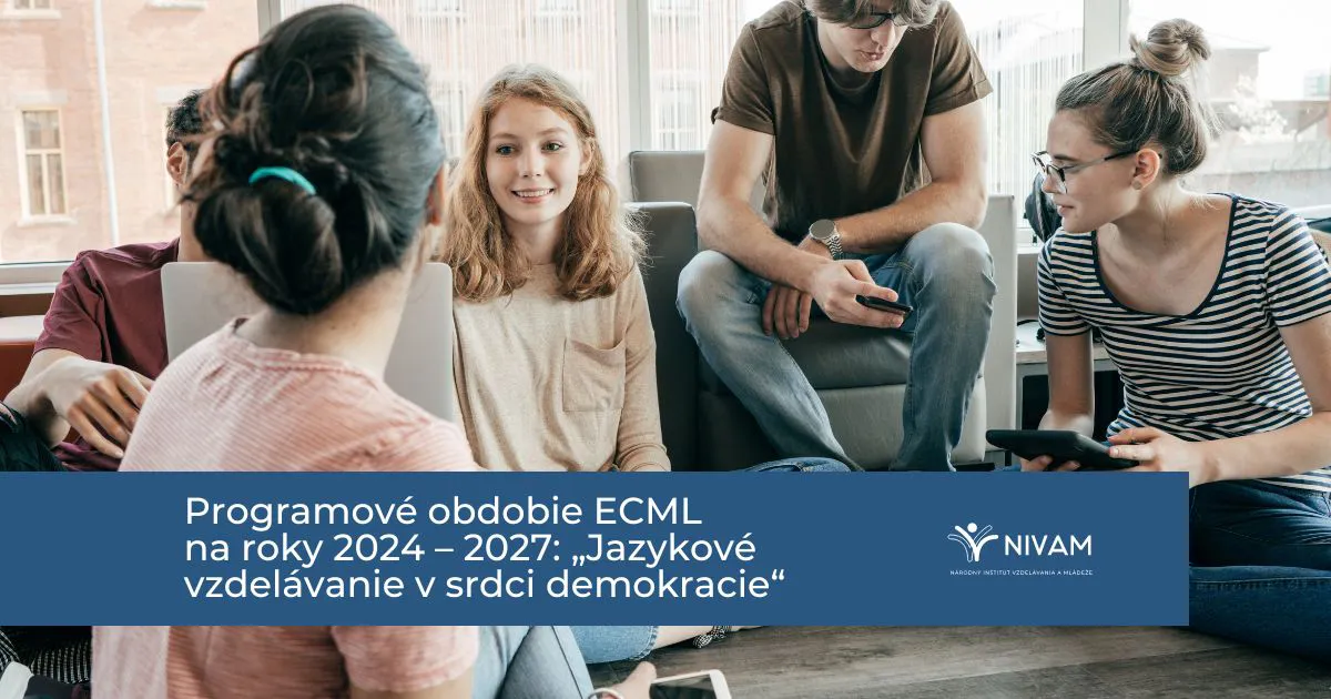 Na obrázku mladí ľudia sedia na zemi a v kresle a voľne diskutujú.