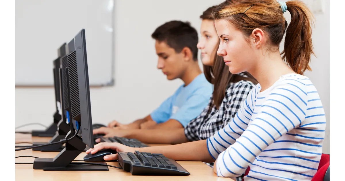 Študenti pri počítačoch.
