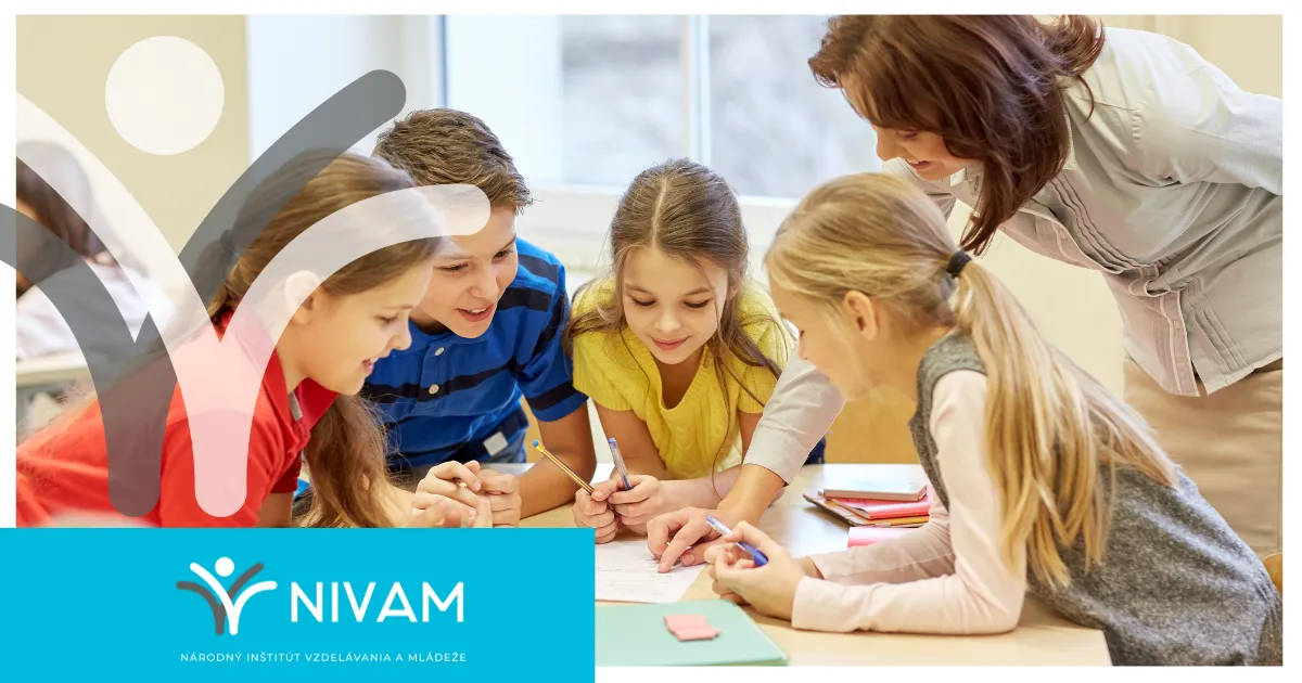 Na fotke učiteľka vysvetľuje deťom.