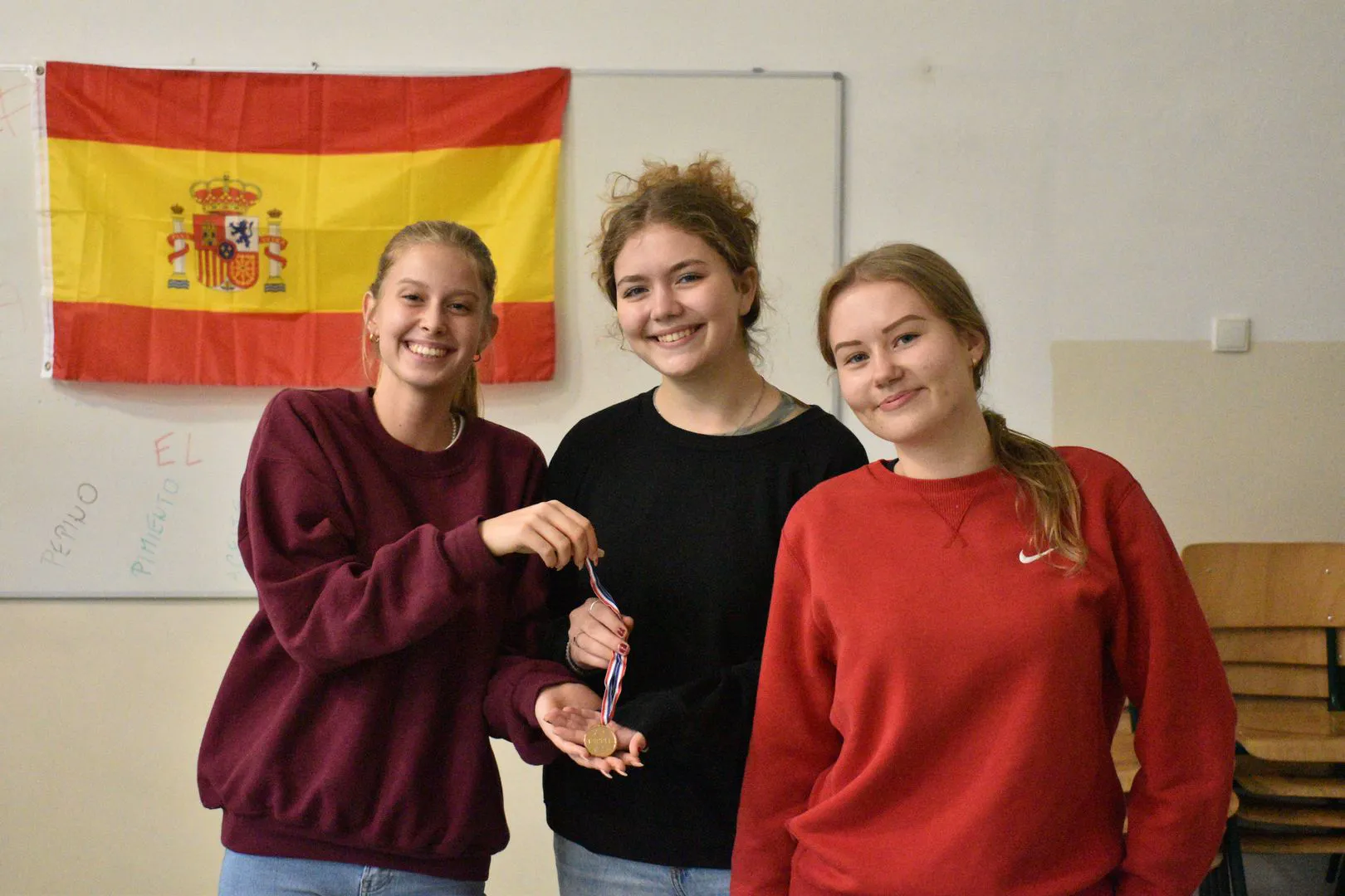 Na fotke študentky so zlatou medailou.