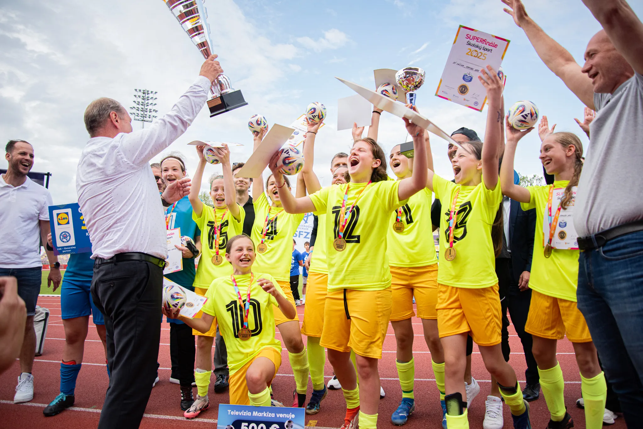 Mladí ľudia oblečení v športových dresoch