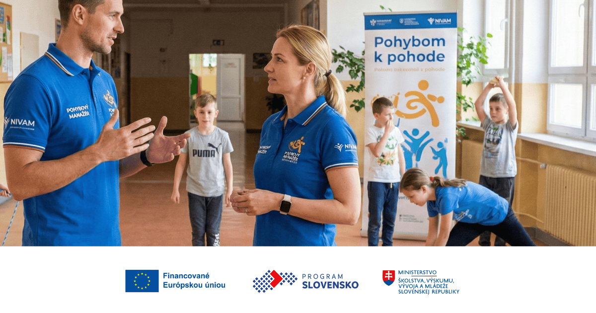 Pohyboví manažéri na chodbe školy