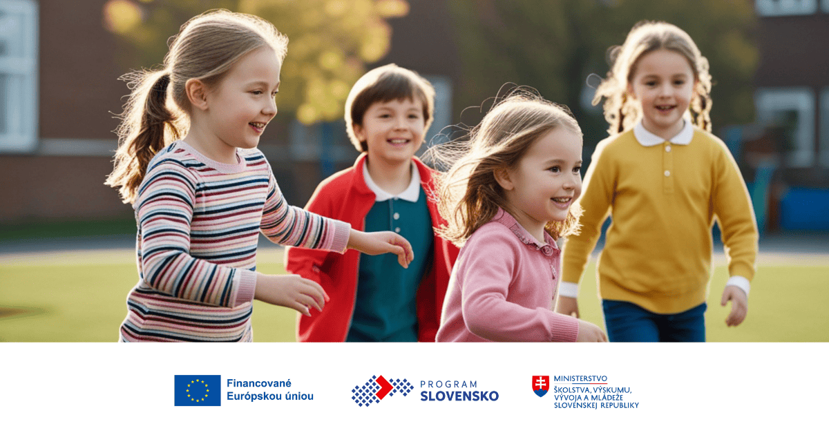 Deti behajú na školskom dvore, povinná publicita Program Slovensko