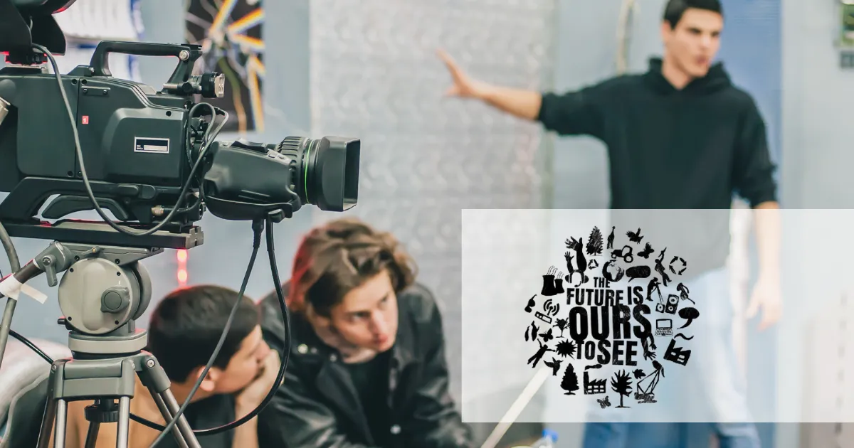 Na obrázku sa nachádza bazén s oznamom o zatvorení plavárne pre návštevníkov.