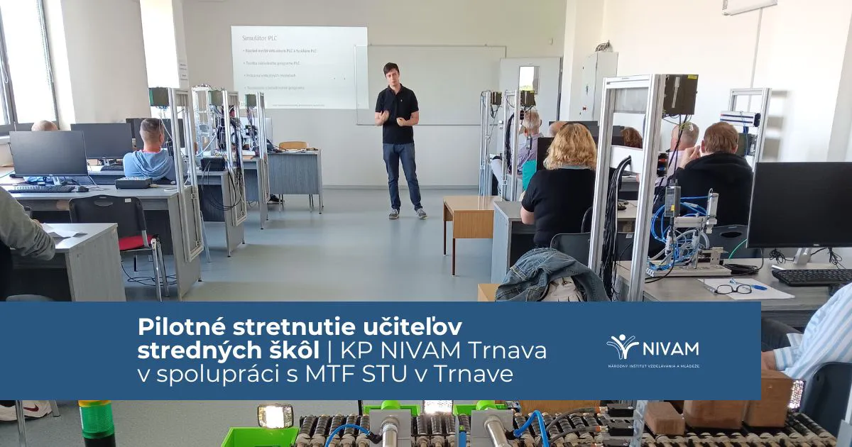 1 prednášajúci pred tabuľou a učitelia sediaci na stoličkách v laviciach.