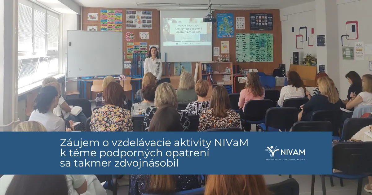 Vzdelávajúce sa ženy sediace na stoličkách a 1 žena prednášajúca.