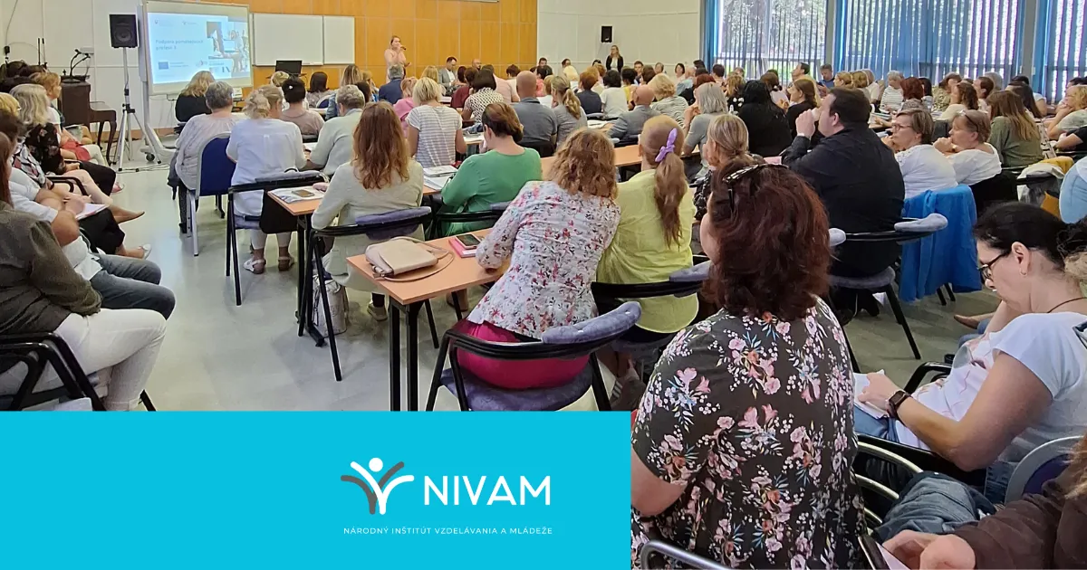 3 deti a 1 žena pozerajú do notebooku.