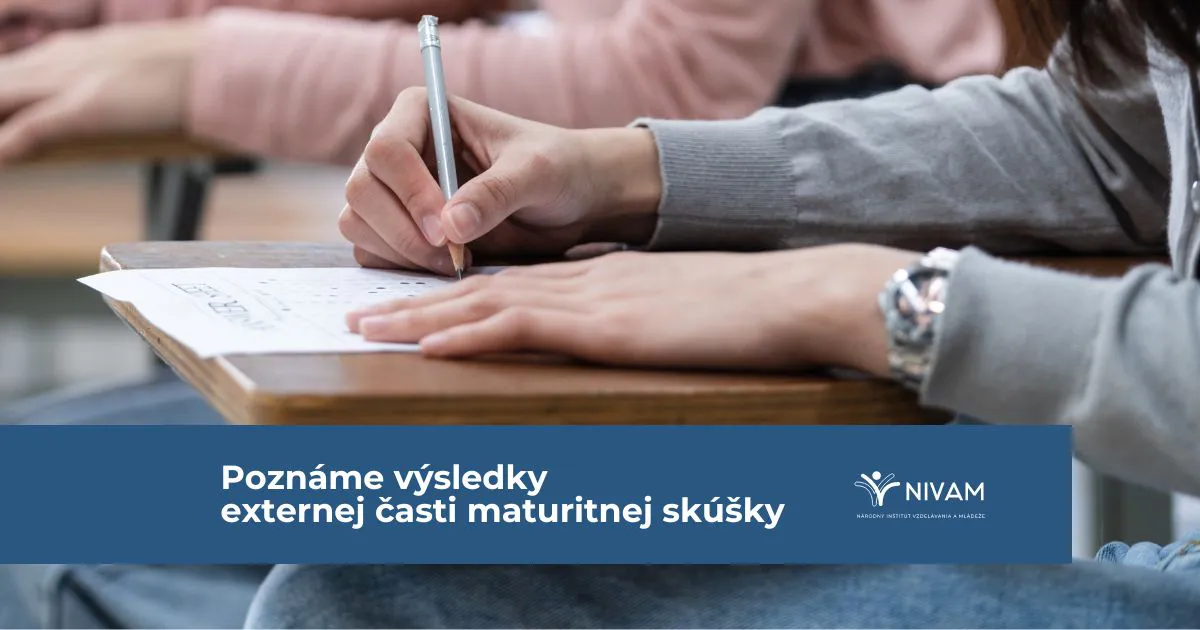 Na obrázku sú študentské ruky píšuce perom na papier skúšku dospelosti.