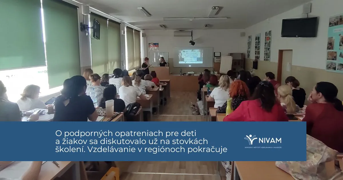 Ľudia sediaci na stoličkách sa vzdelávajú.