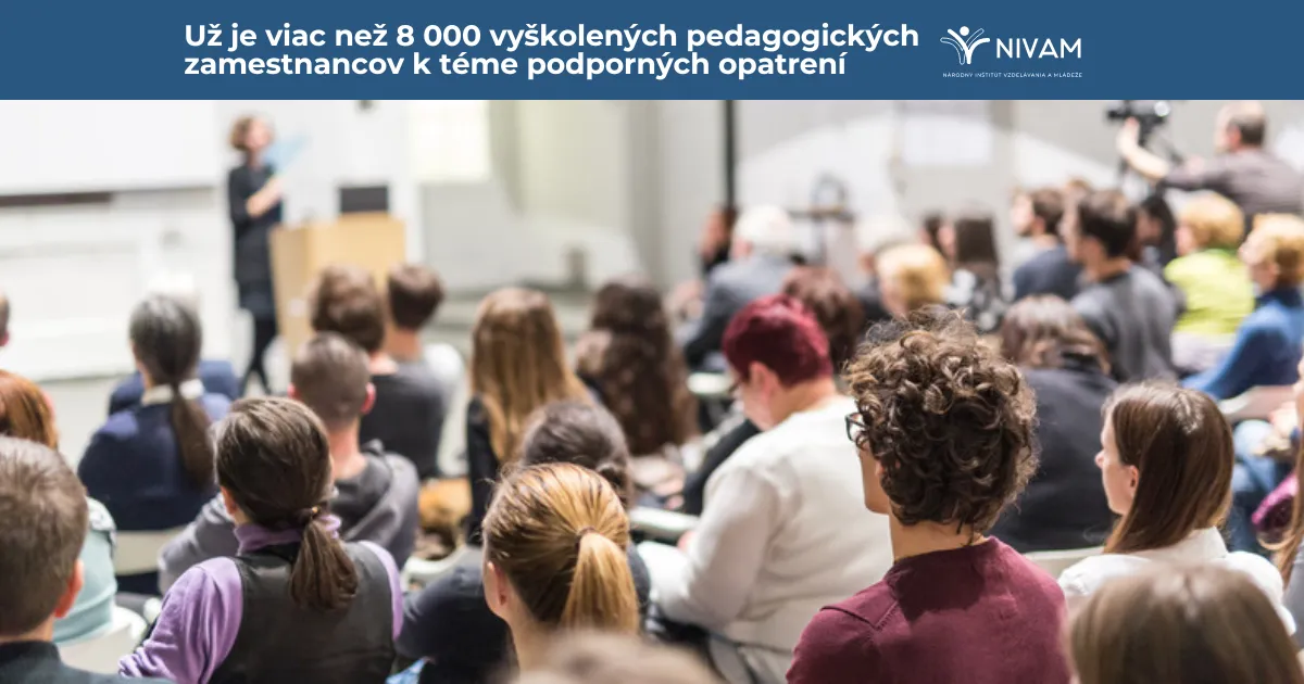 Ľudia sediaci na stoličkách.