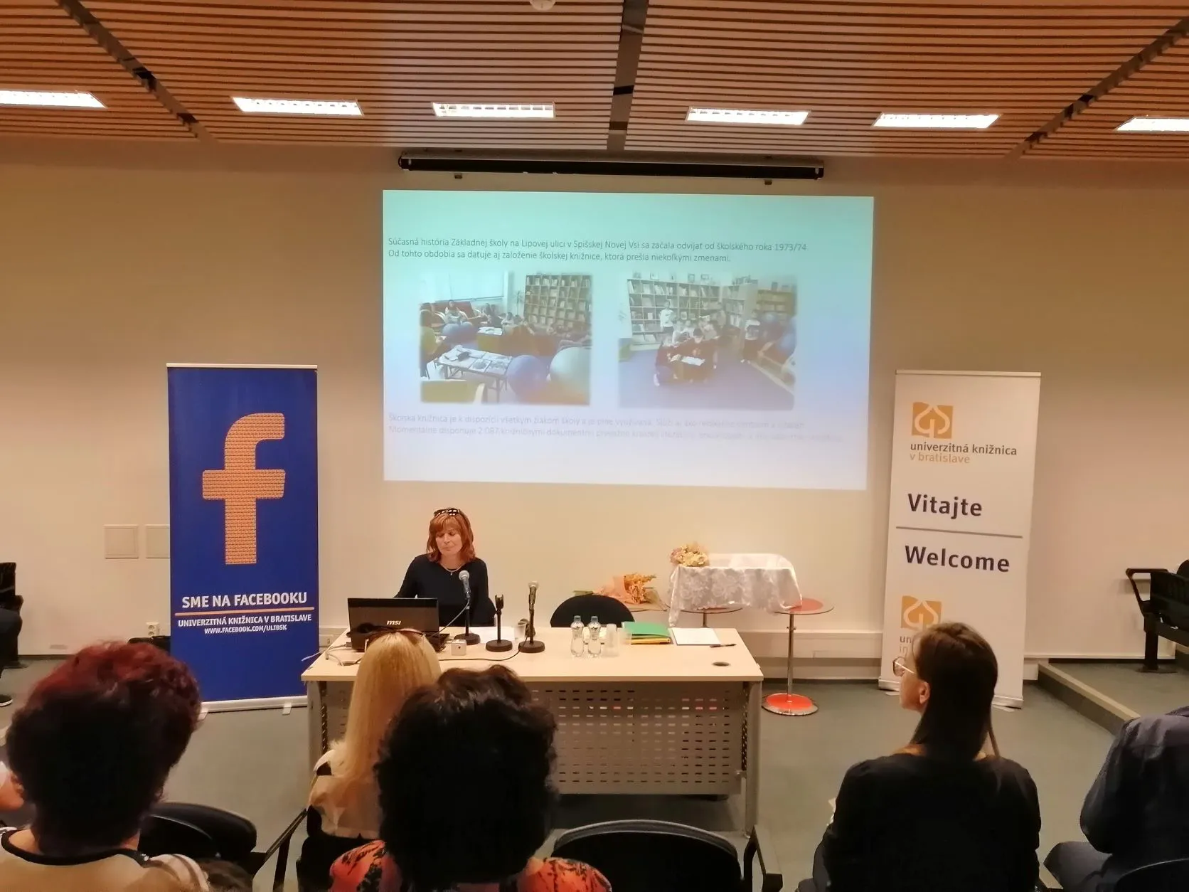 Na fotke prezentuje žena v učebni Univerzitnej knižnice v Bratislave.