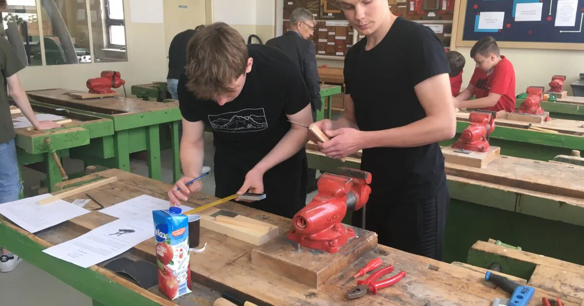 Na fotke sú študenti v dielni.