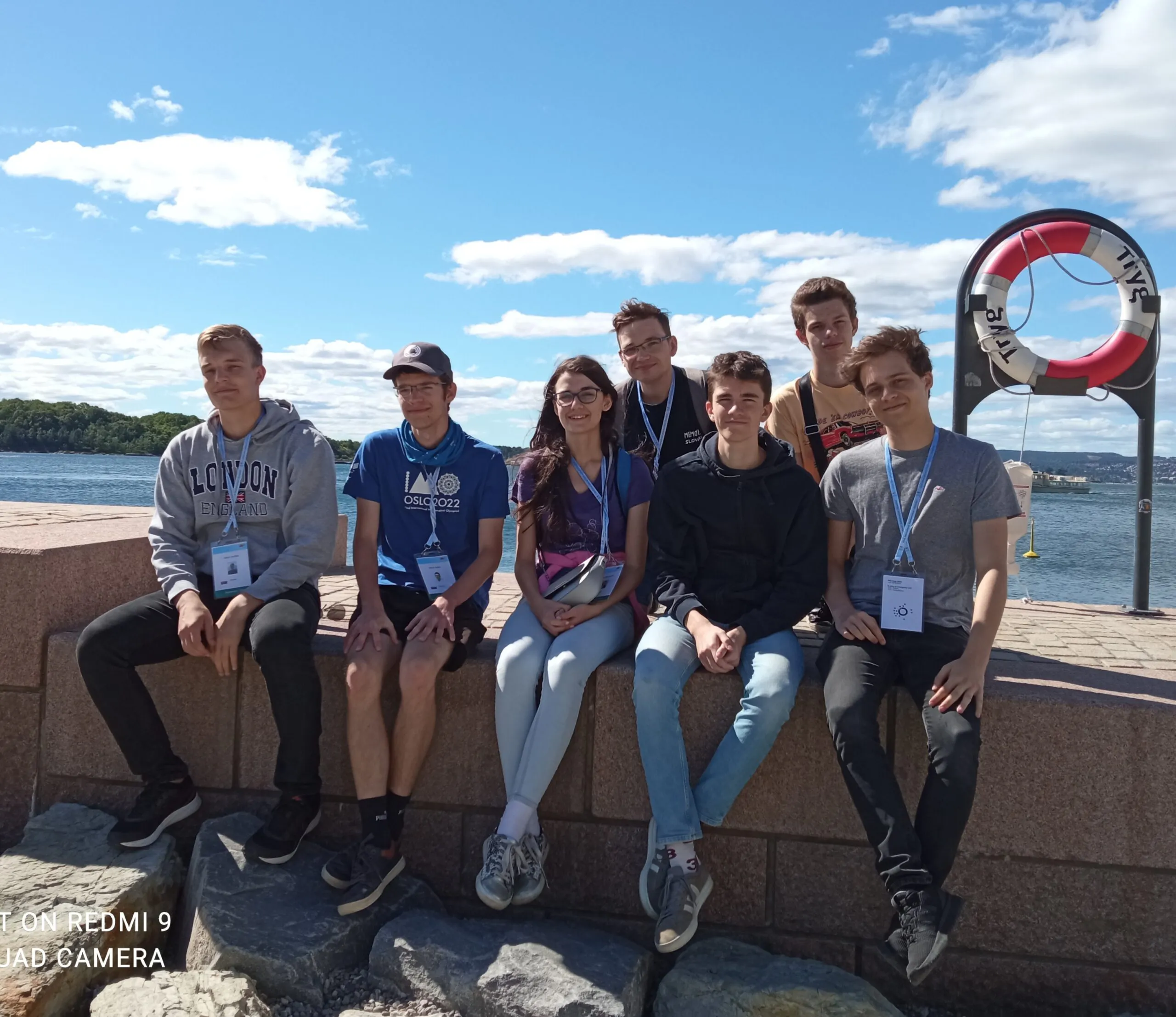 Na fotke skupina mladých na výlete.