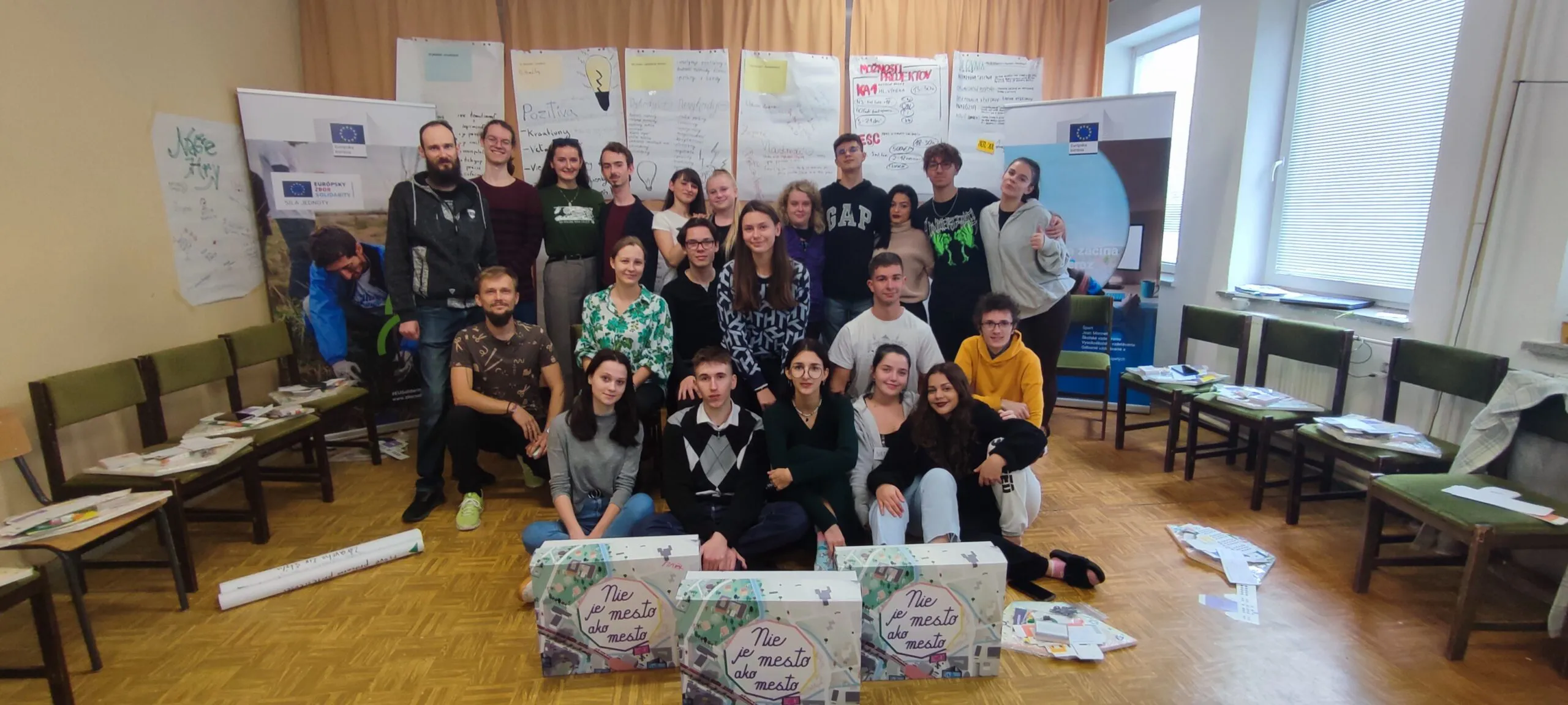 Skupina žiakov v triede.