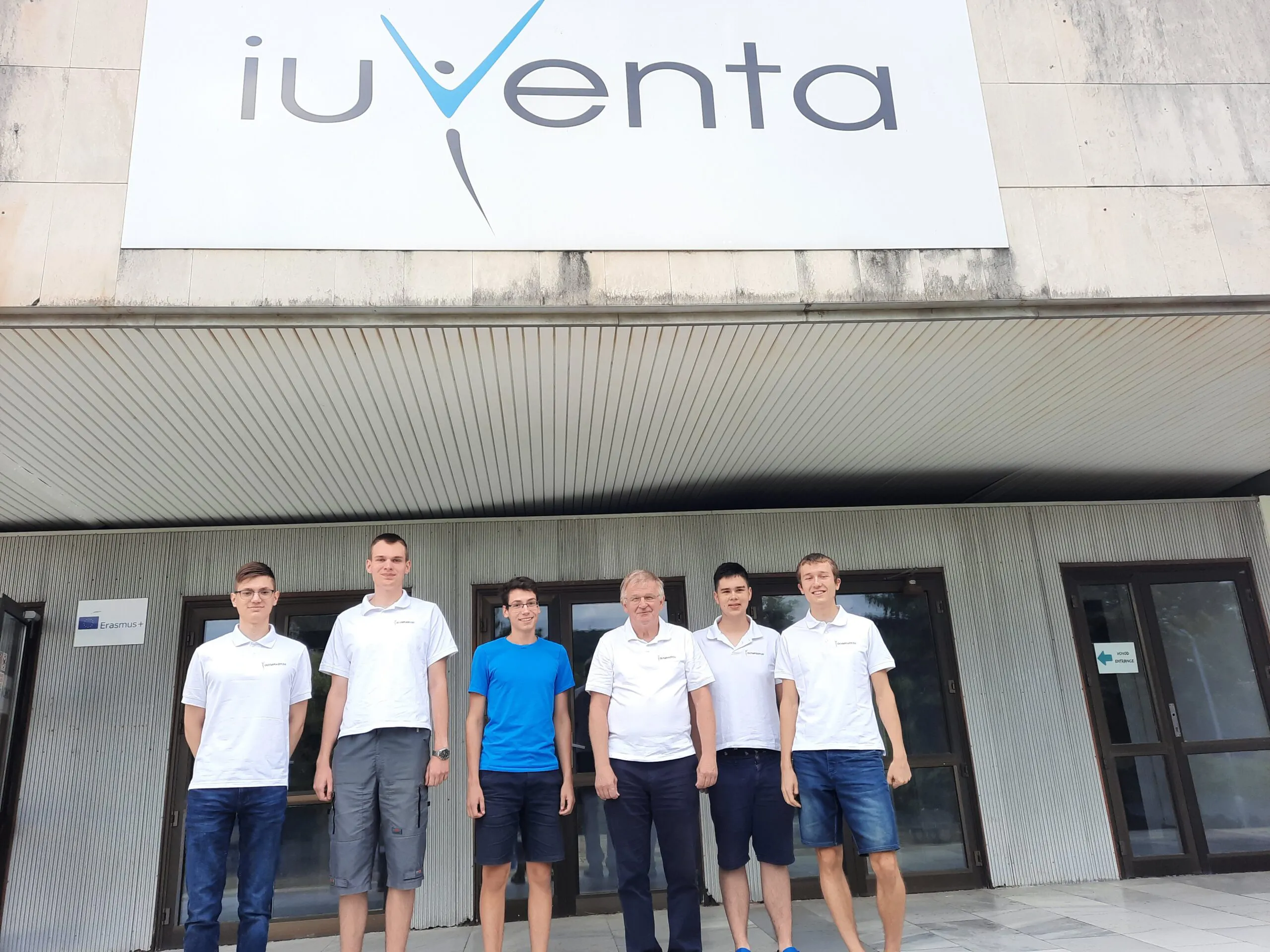 Na fotke skupina ľudí pod nápisom Iuventa.