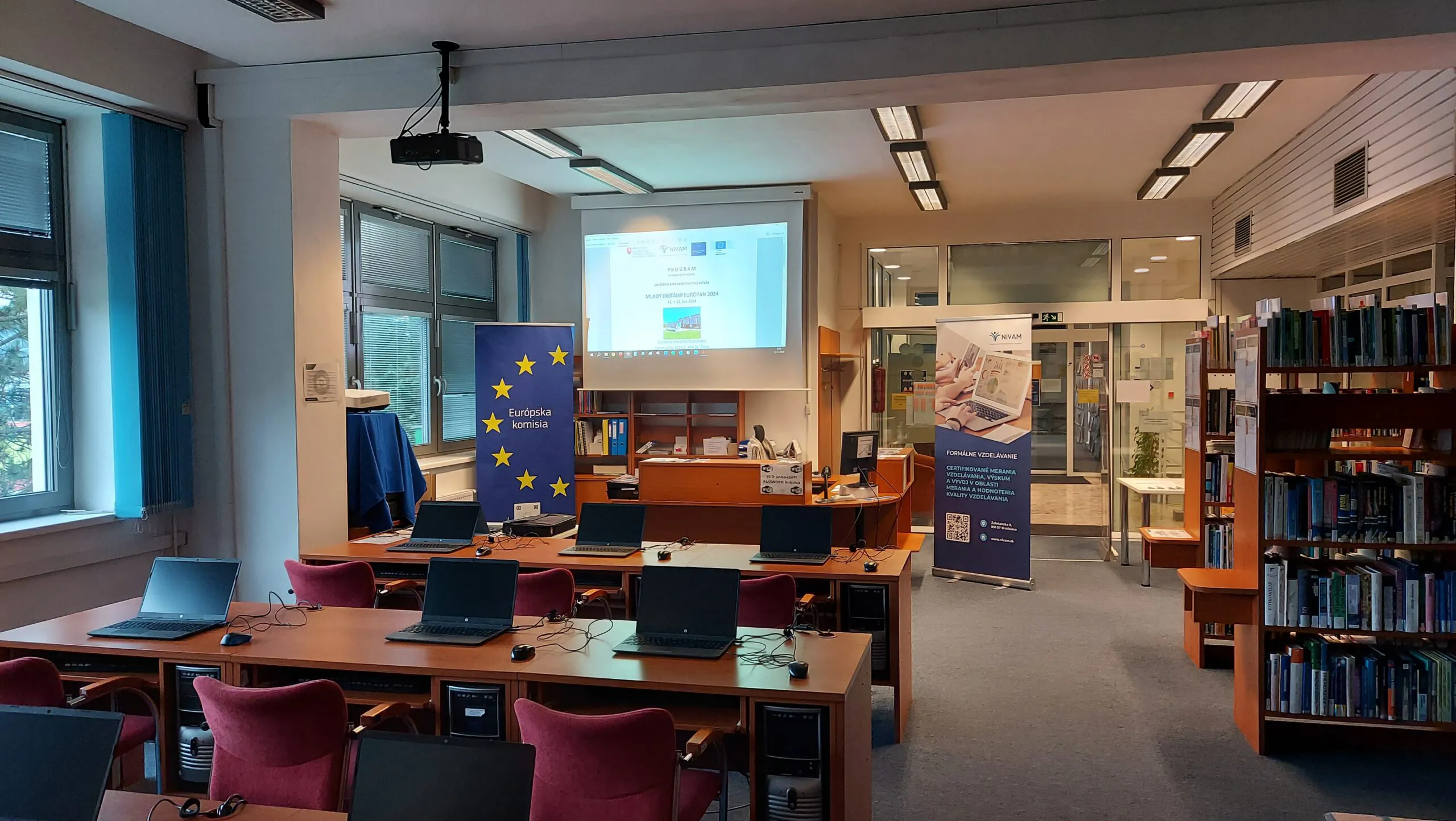 MDE 2025 záber na prázdnu triedu s plagátmi EU.