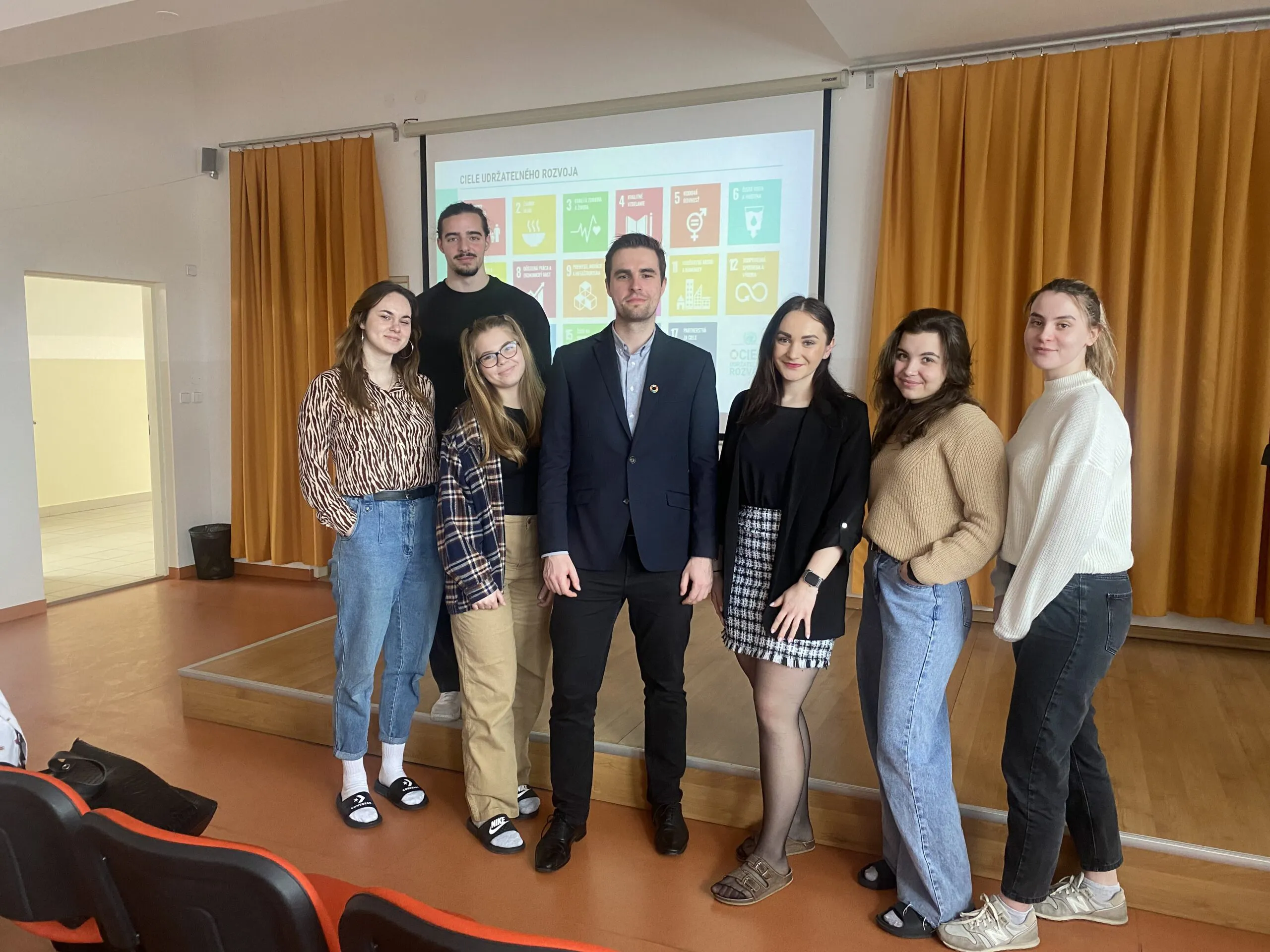 Mládežnícky delegát na fotke s mladými.