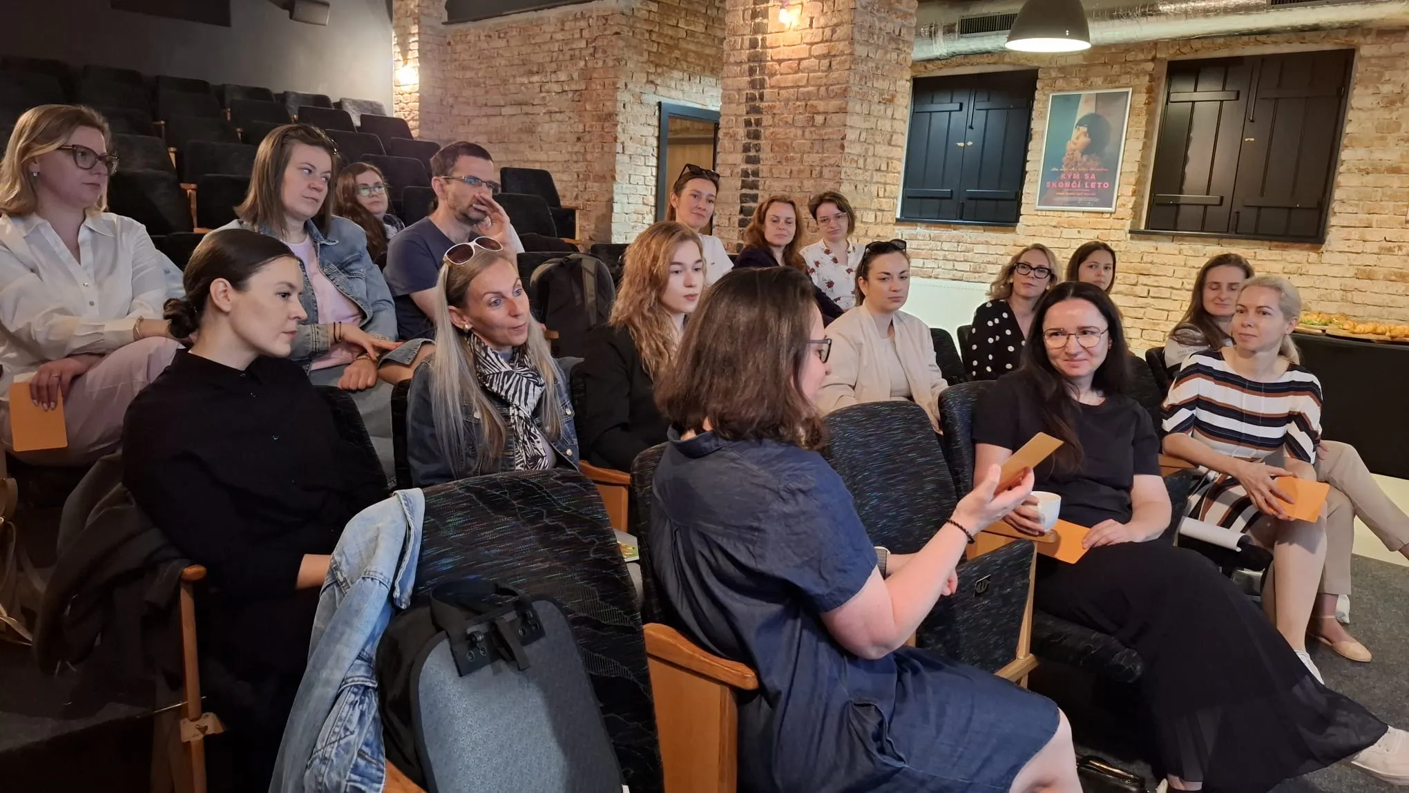 Záber na účastníkov dialógu.