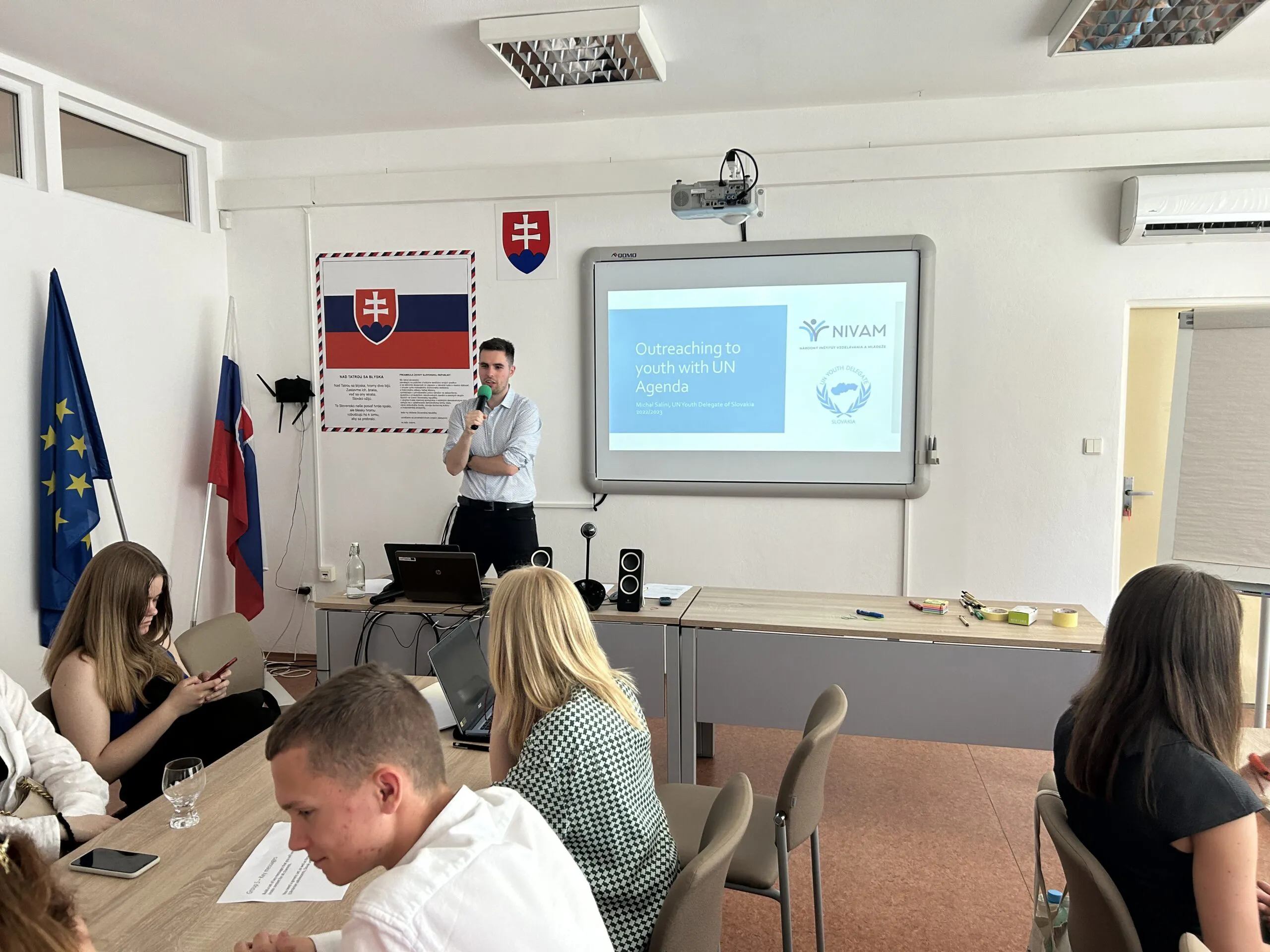 Mládežnícky delegát prednáša, ostatní sledujú.