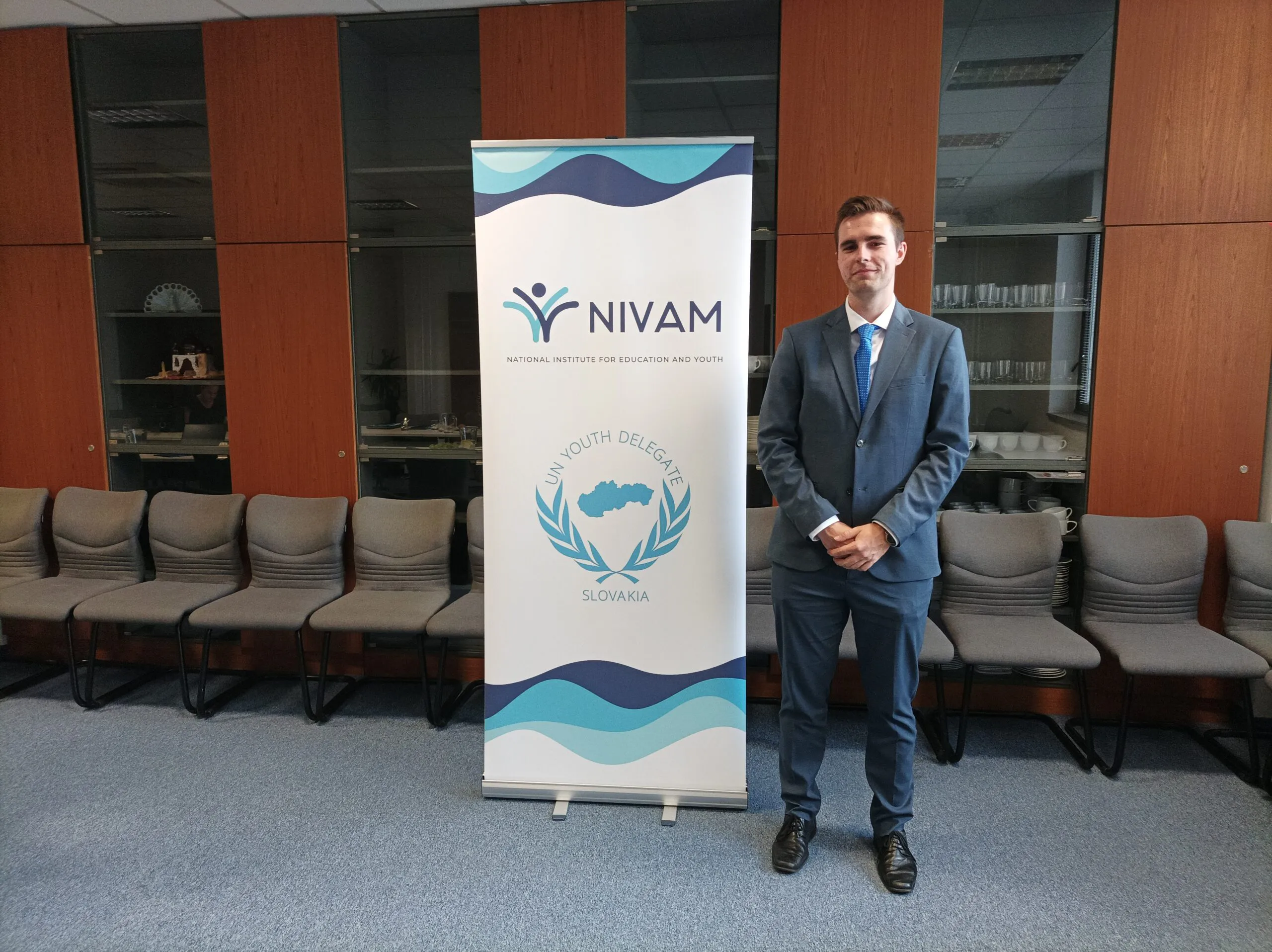 Na fotke mládežnícky delegát pri OSN pri banneri NIVAM.