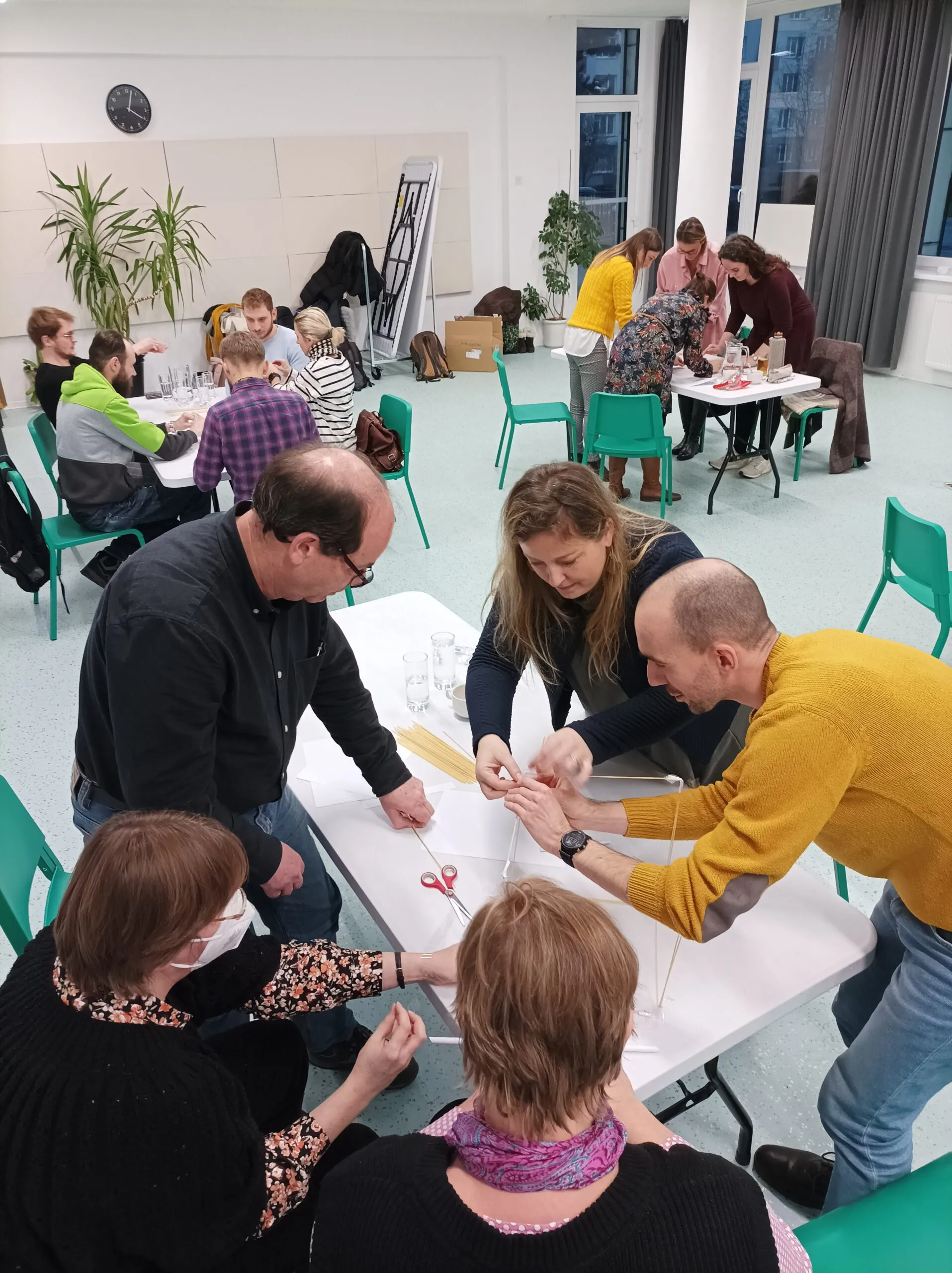 Tri skupiny ľudí na workshope.