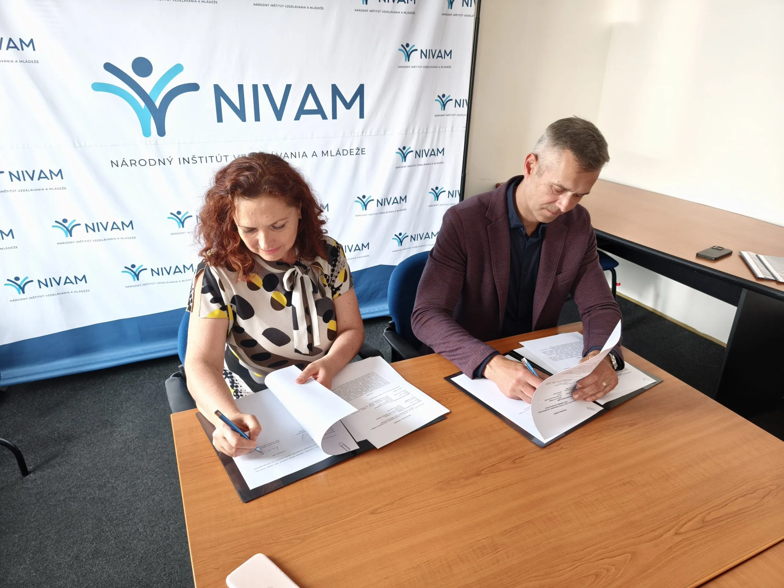 Generálna riaditeľka NIVaM a riaditeľ organizácie Správca zálohového systému podpisujú memorandum.