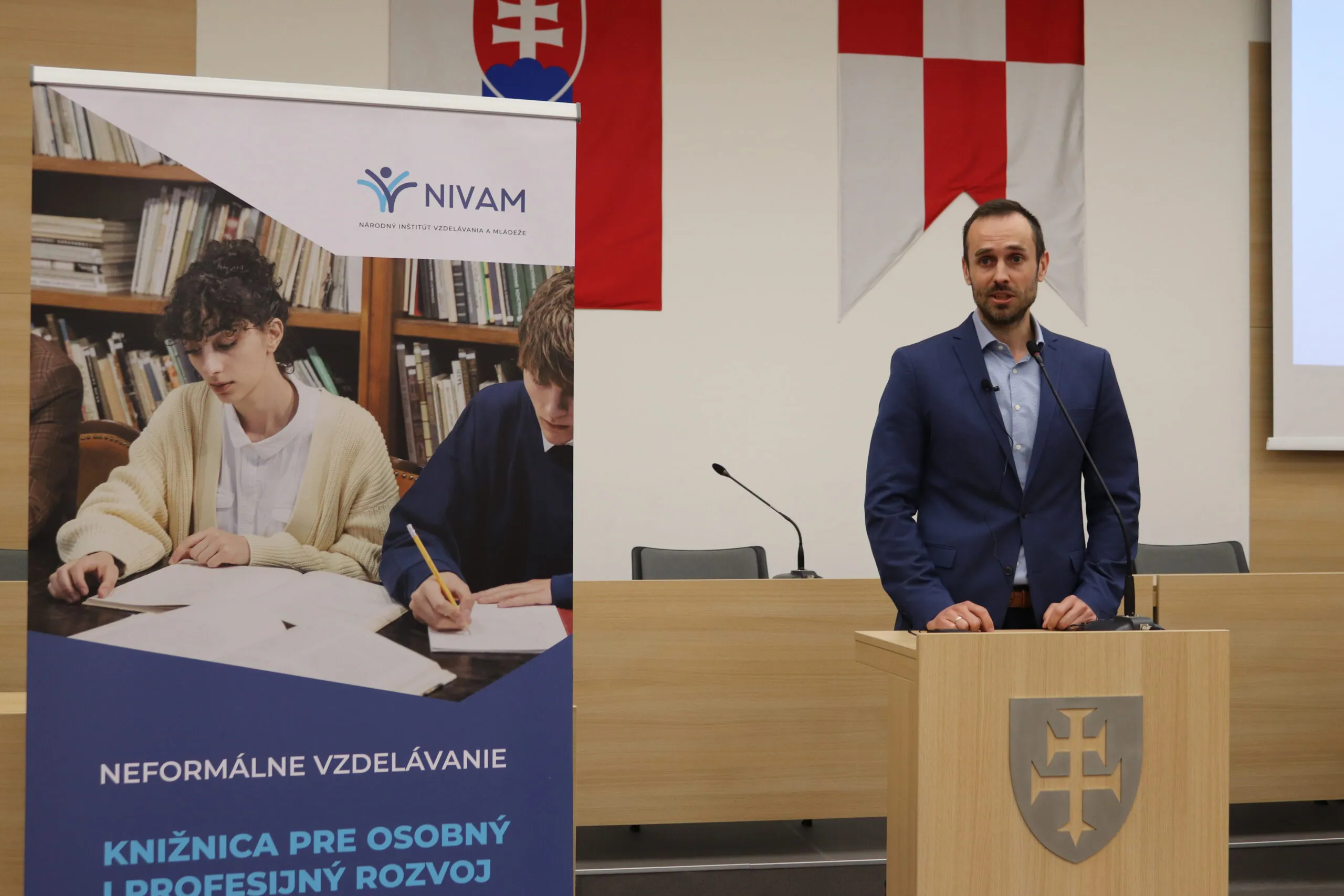 Na fotke muž reční, vedľa neho banner NIVAM.