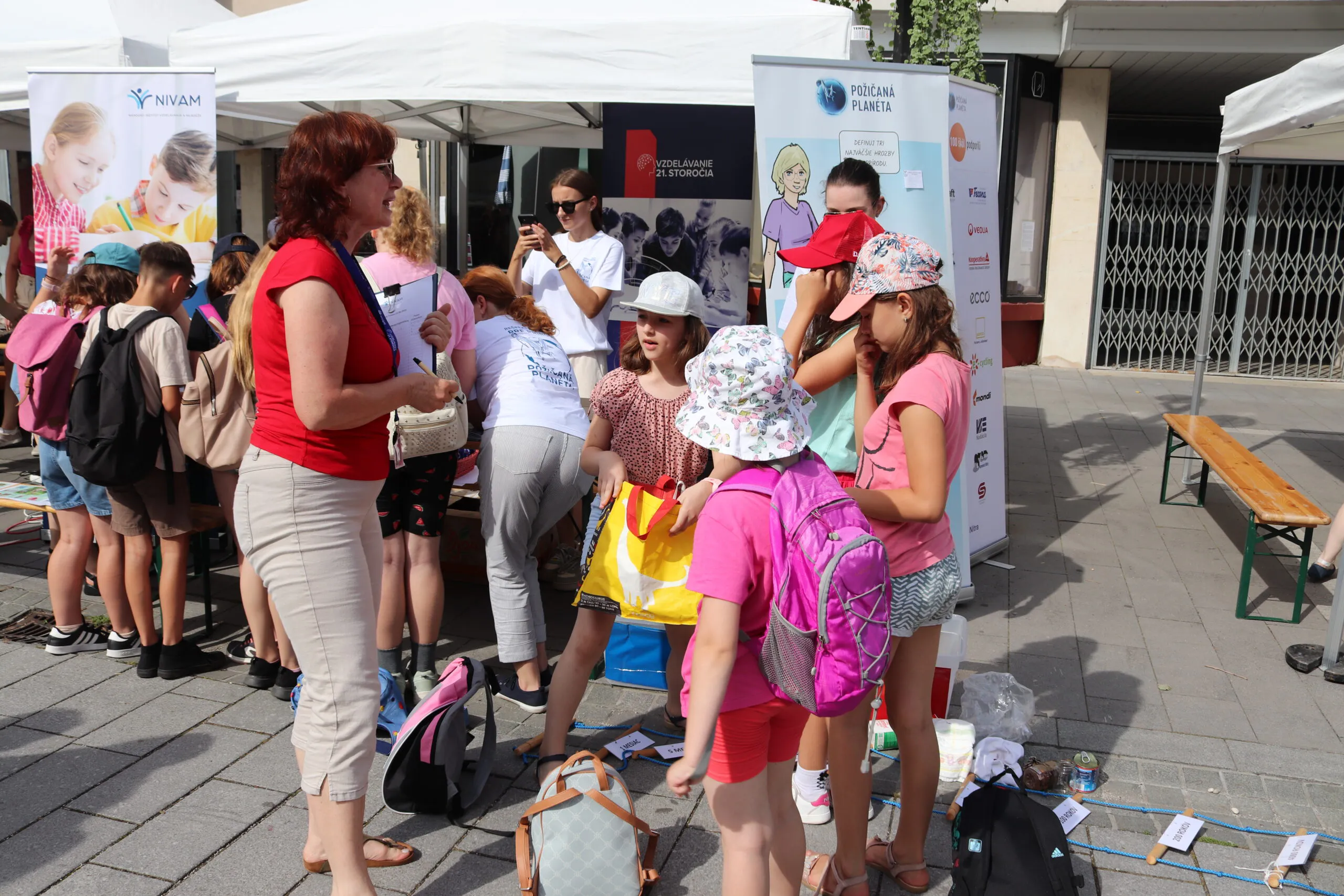 Fotografia z centra diania poduajtia, deti s učiteľkou.